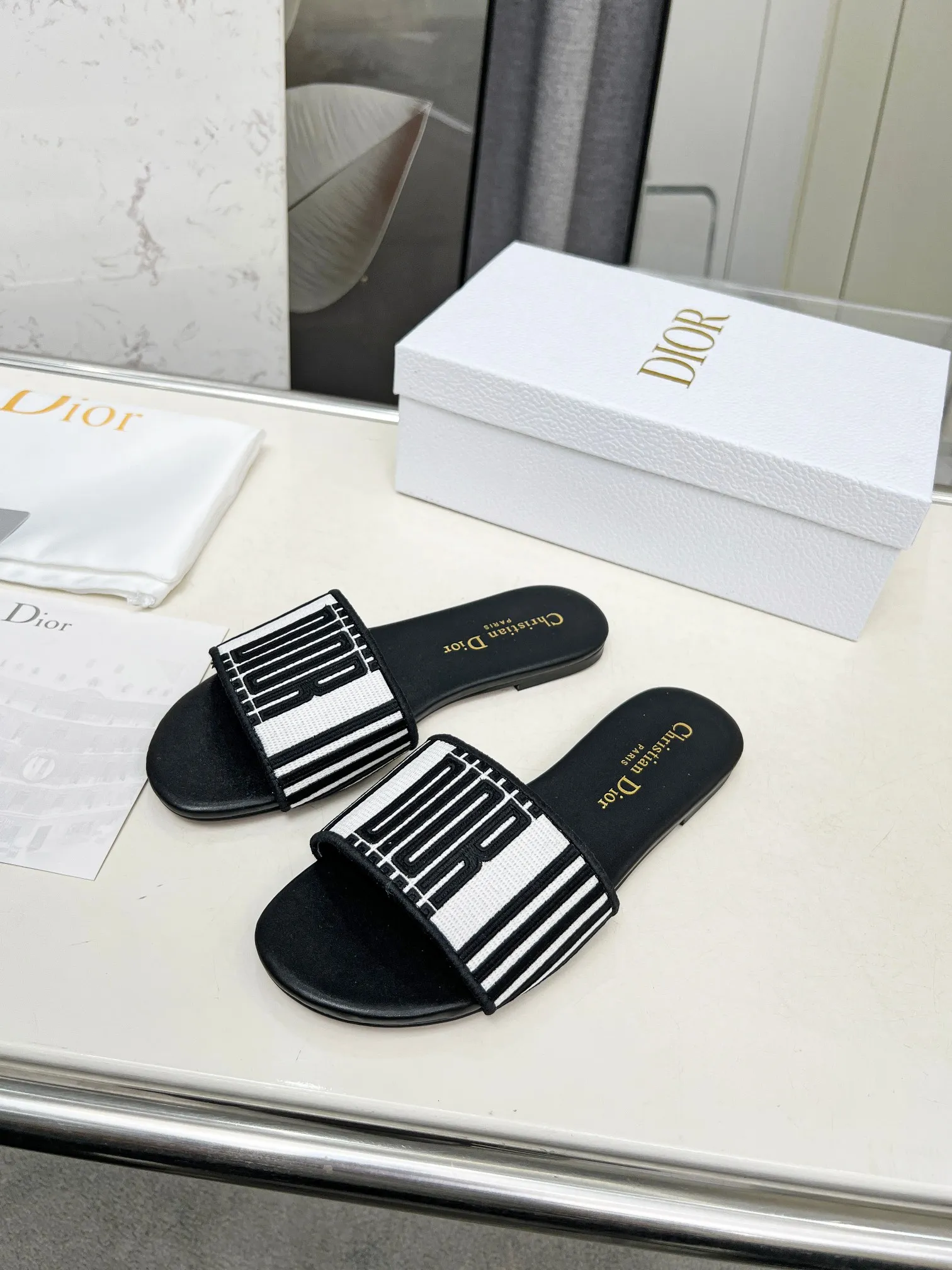 👟👟Ex-factory price 280👟👟 Genuine leather sole +30 CD•Dior women's presbyopic embroidered leather sole slippers Christian Dior has always been synonymous with magnificence and elegance, and has always been at the top of the fashion palace👍 What is particularly worth mentioning is: the embroidered ✨ pattern on the sole reproduces one of the cherished symbols of Christian Dior✅ More than a hundred colors to choose from ◽️️Upper: Selected top-quality embroidered cotton ◽️Inner lining: imported sheepskin ◽Number 35-40 (customized at 41.42.43)